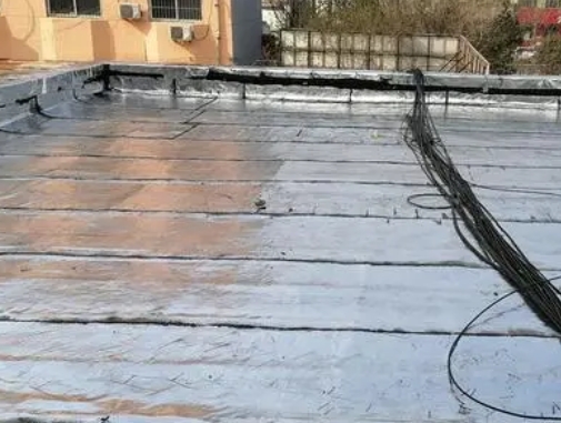 巩义卫生间漏水维修公司分享下巩义屋面楼顶防水刚性防水层施工要点。